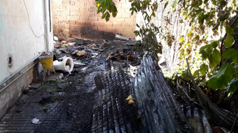 Incendio en el patio de una casa abandonada en Pueblo Nuevo
